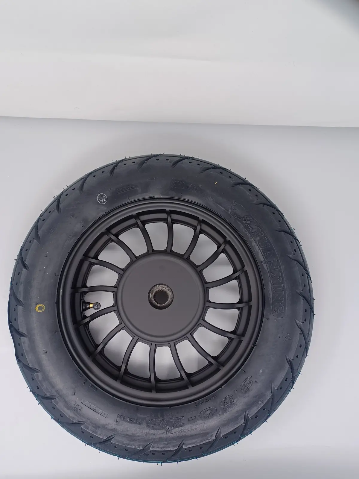 50Cc Roma Scooter Rear Tire On Rim 42700-S9e1-0000 1