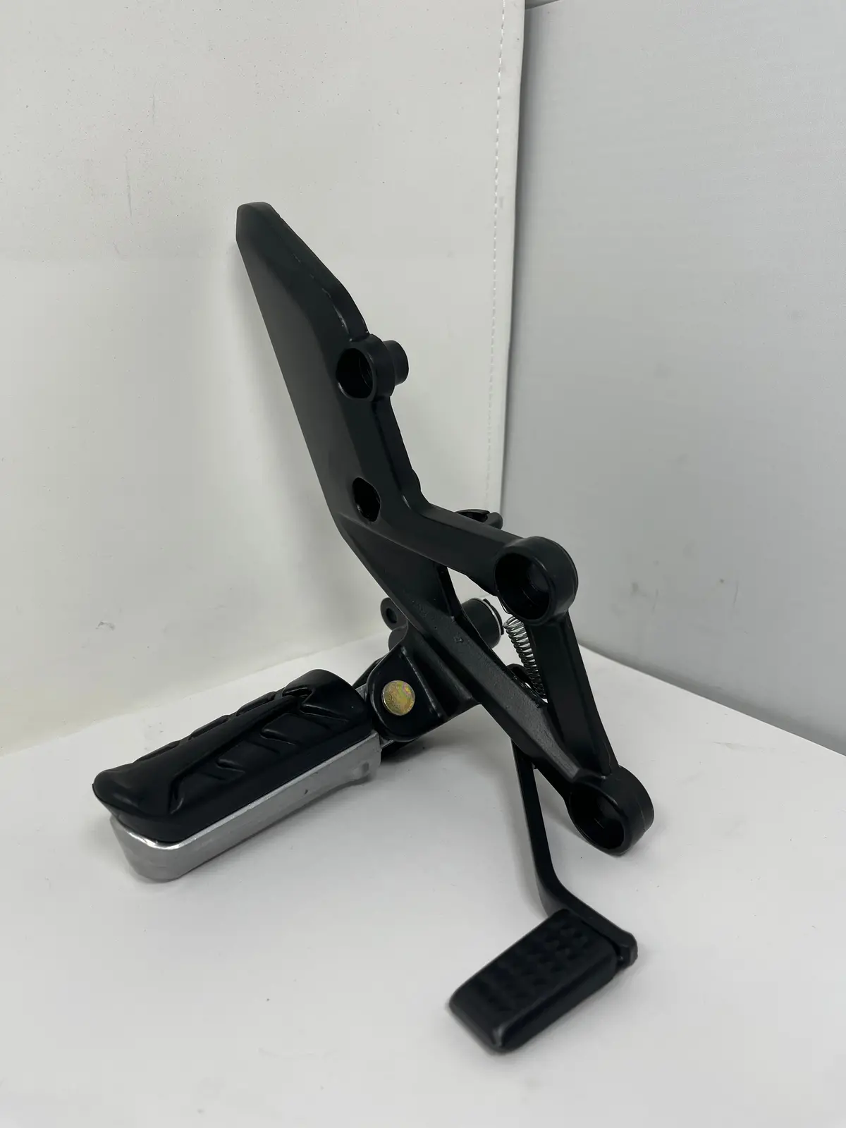 X22r 250Cc | Front Right Footrest (02050039) 1